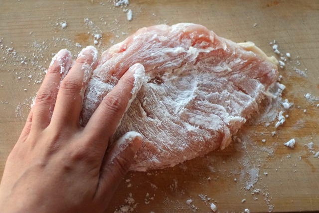 鶏胸肉に片栗粉をまぶしているところ