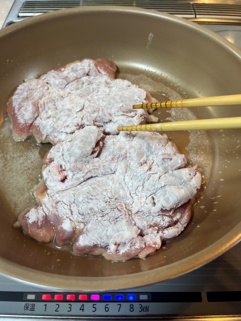 鶏胸肉に片栗粉を付けて焼いているところ